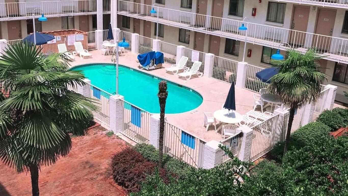 Super 6 Inn & Suites Baton Rouge