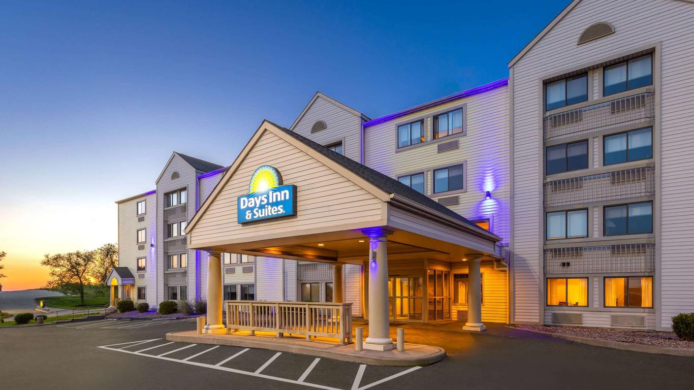 Days Inn & Suites by Wyndham Kansas City South